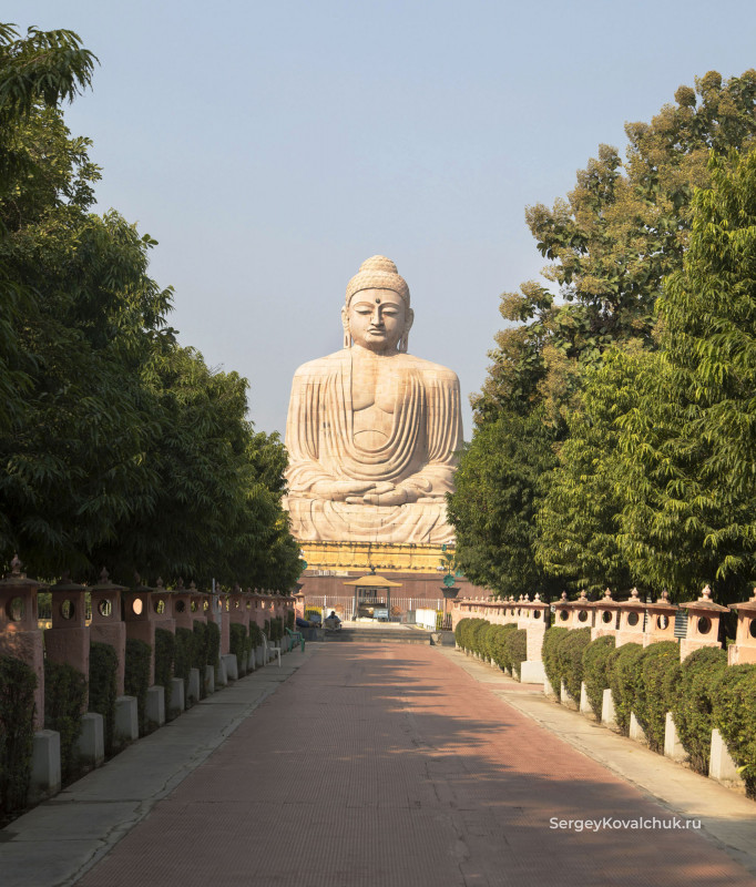 Большая статуя Будды Бодхгая