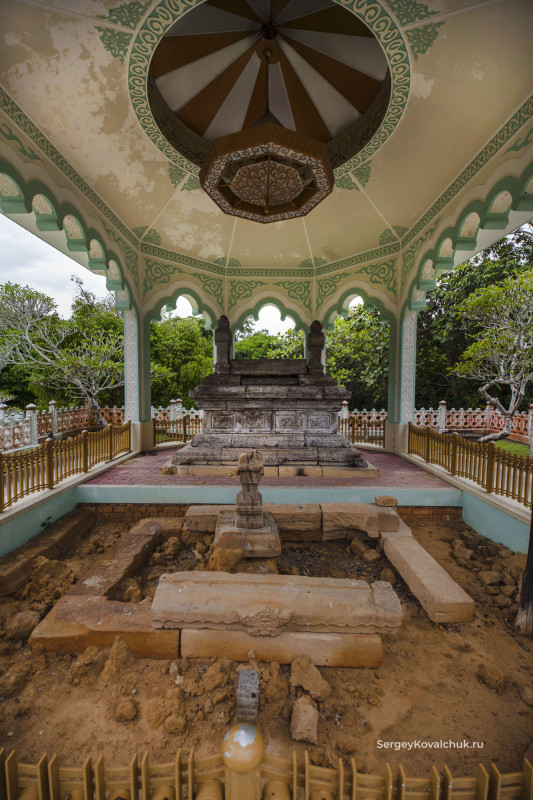 гробница султана Болкиаха V