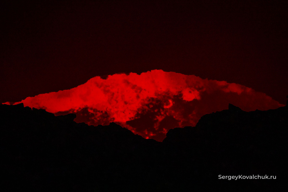 Кипящая огненная лава на дне кратера вулкана Масая