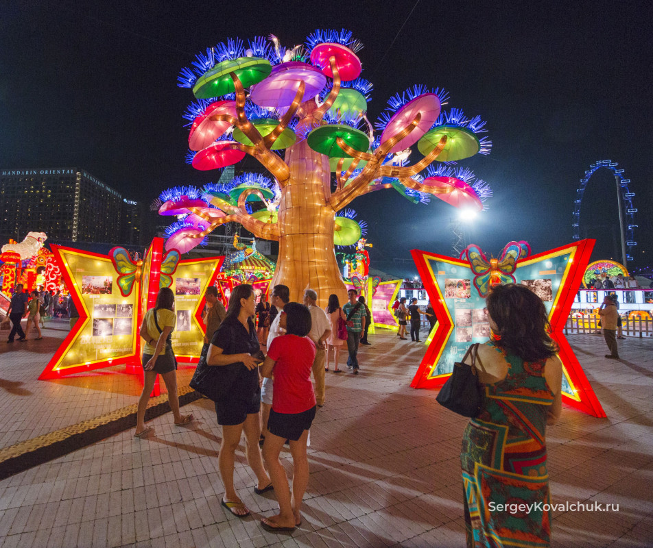 Световые декорации на улицах Сингапура