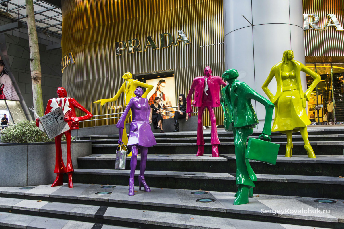 Скульптуры у торгового центра на Орчард-роуд