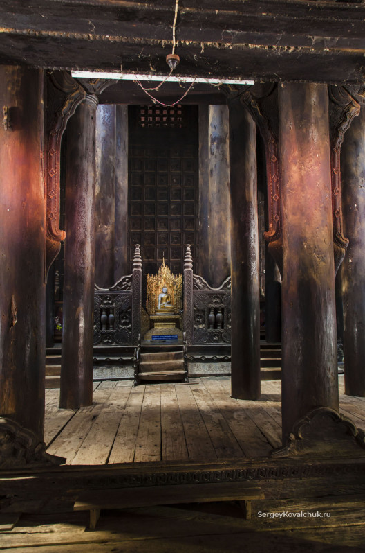 Тиковые колонны во внутреннем зале монастыря Багая