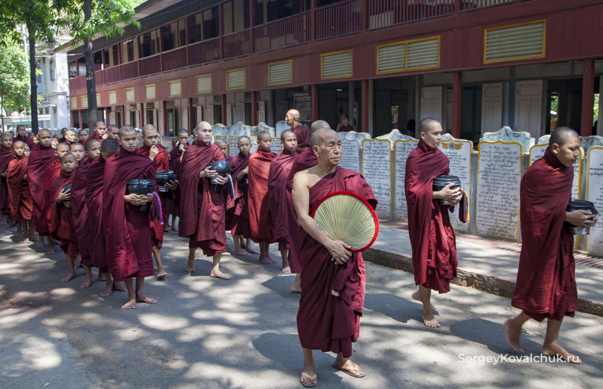 Монахи идут за едой