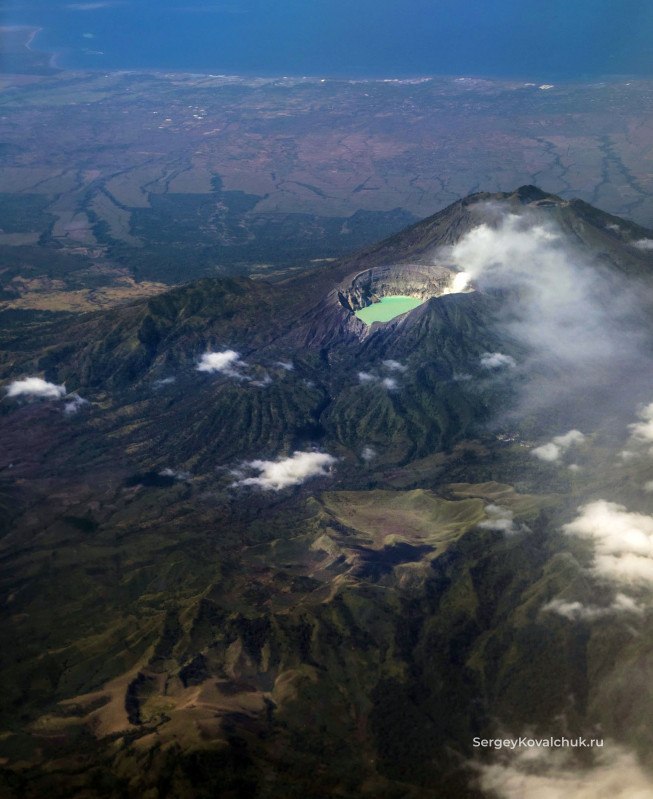 Добыча серы в кратере вулкана Иджен, О. Ява, Индонезия