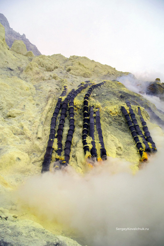 Добыча серы в кратере вулкана Иджен, О. Ява, Индонезия
