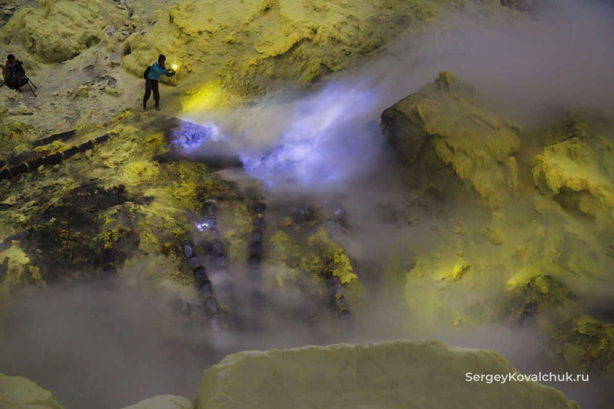Туристы у кратера вулкана Иджен