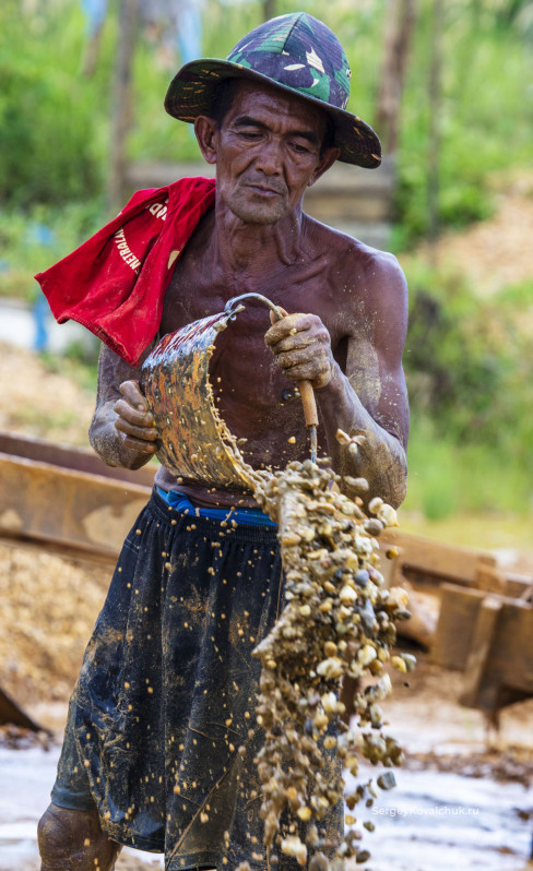 Карьерная добыча алмазов и золота. Деревня Cempaka, окрестности города Banjarmasin, Южный Калимантан