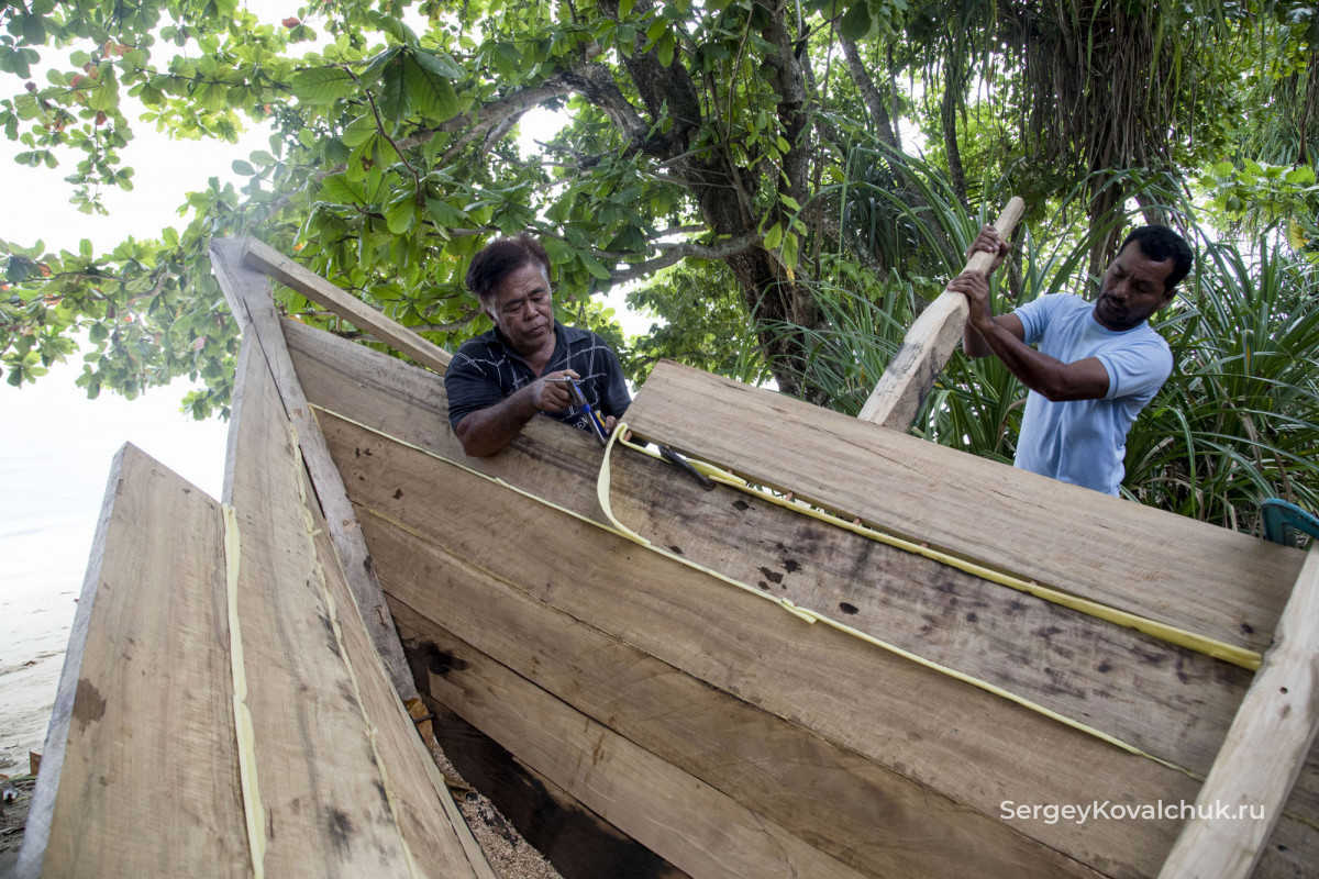 Изготовления деревянных лодок и судов, Хальмахера, Молуккские о-ва, Индонезия
