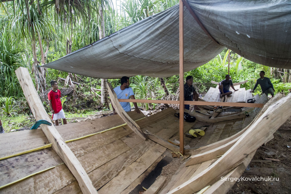 Изготовления деревянных лодок и судов, Хальмахера, Молуккские о-ва, Индонезия