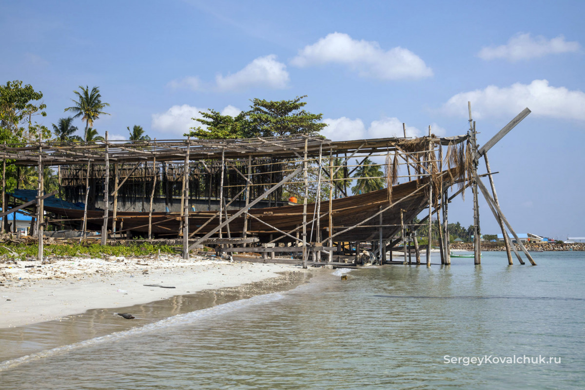 Деревянные суда пиниси, изготавливаемые на острове Сулавеси
