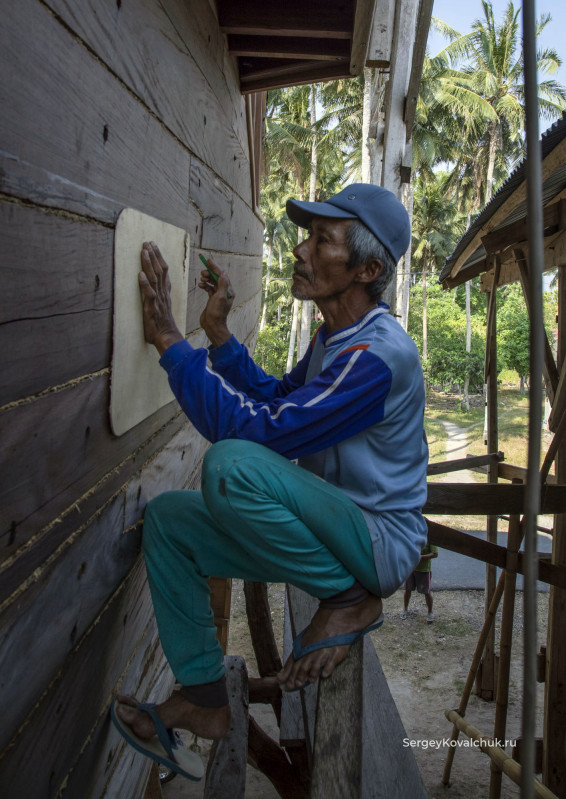 Изготовления деревянных лодок и судов, остров Сулавеси, Индонезия