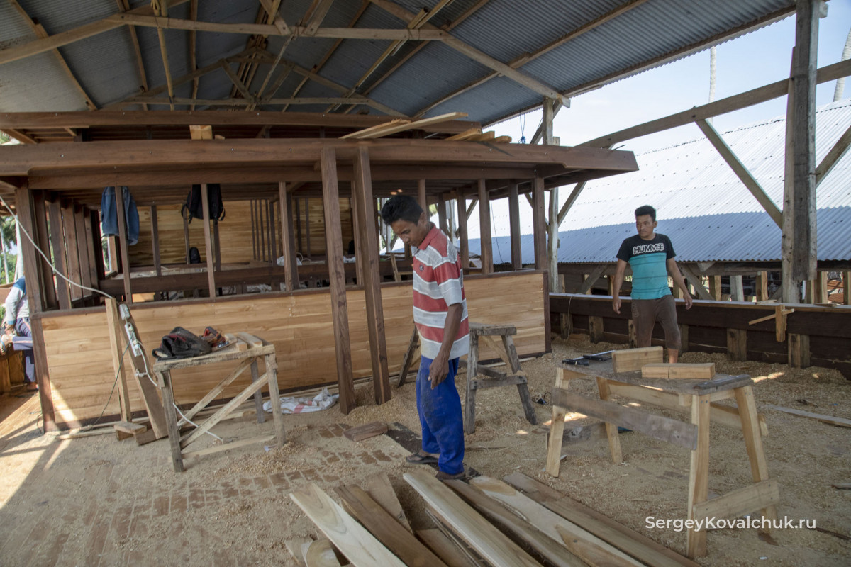 Изготовления деревянных лодок и судов, остров Сулавеси, Индонезия
