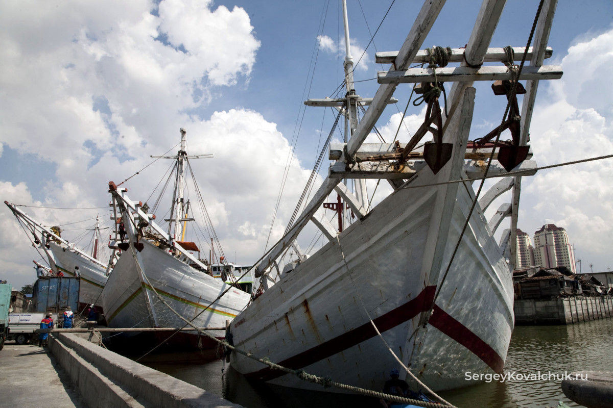 Деревянные грузовые парусные суда в старом порту Джакарты