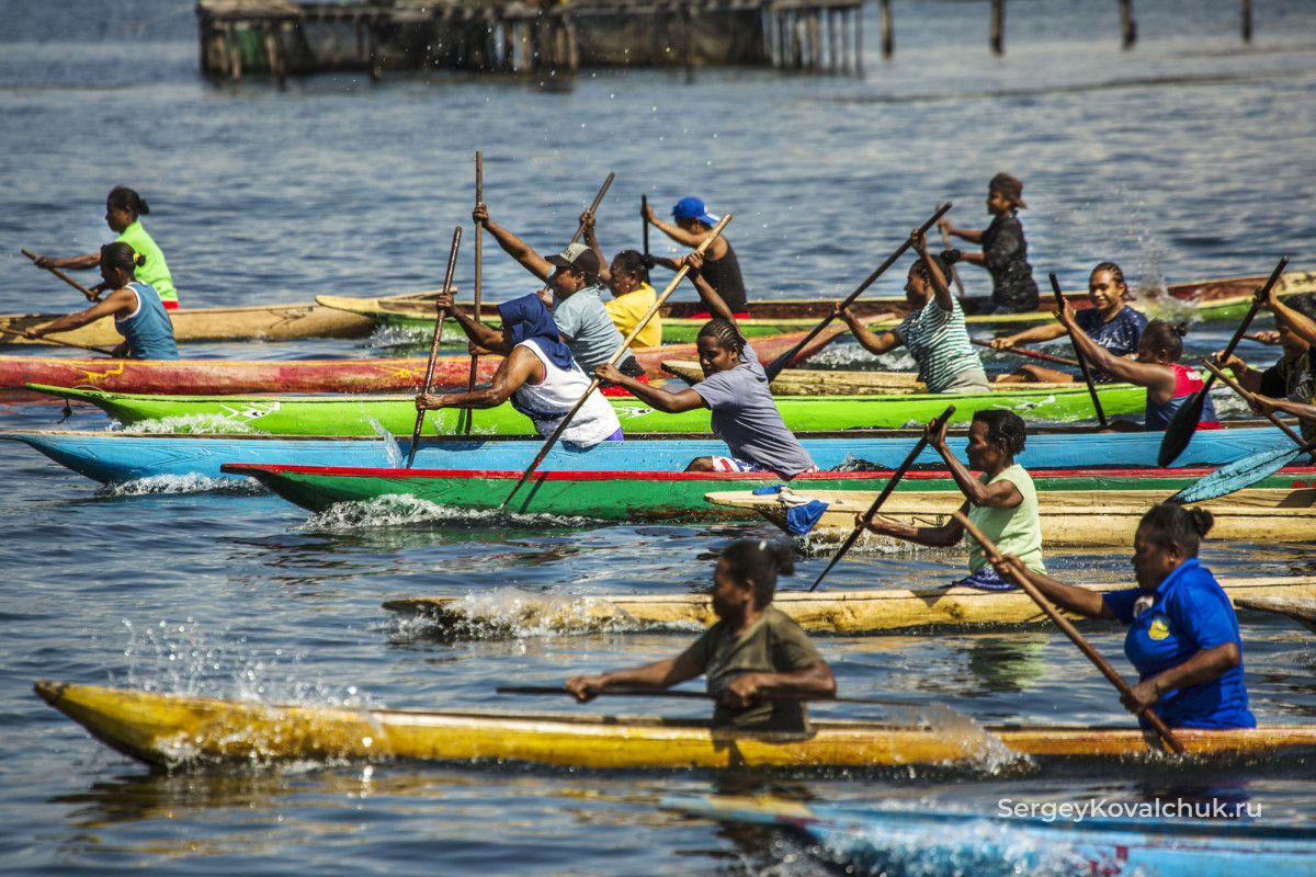 Гонки на типично папуасских лодках-каноэ