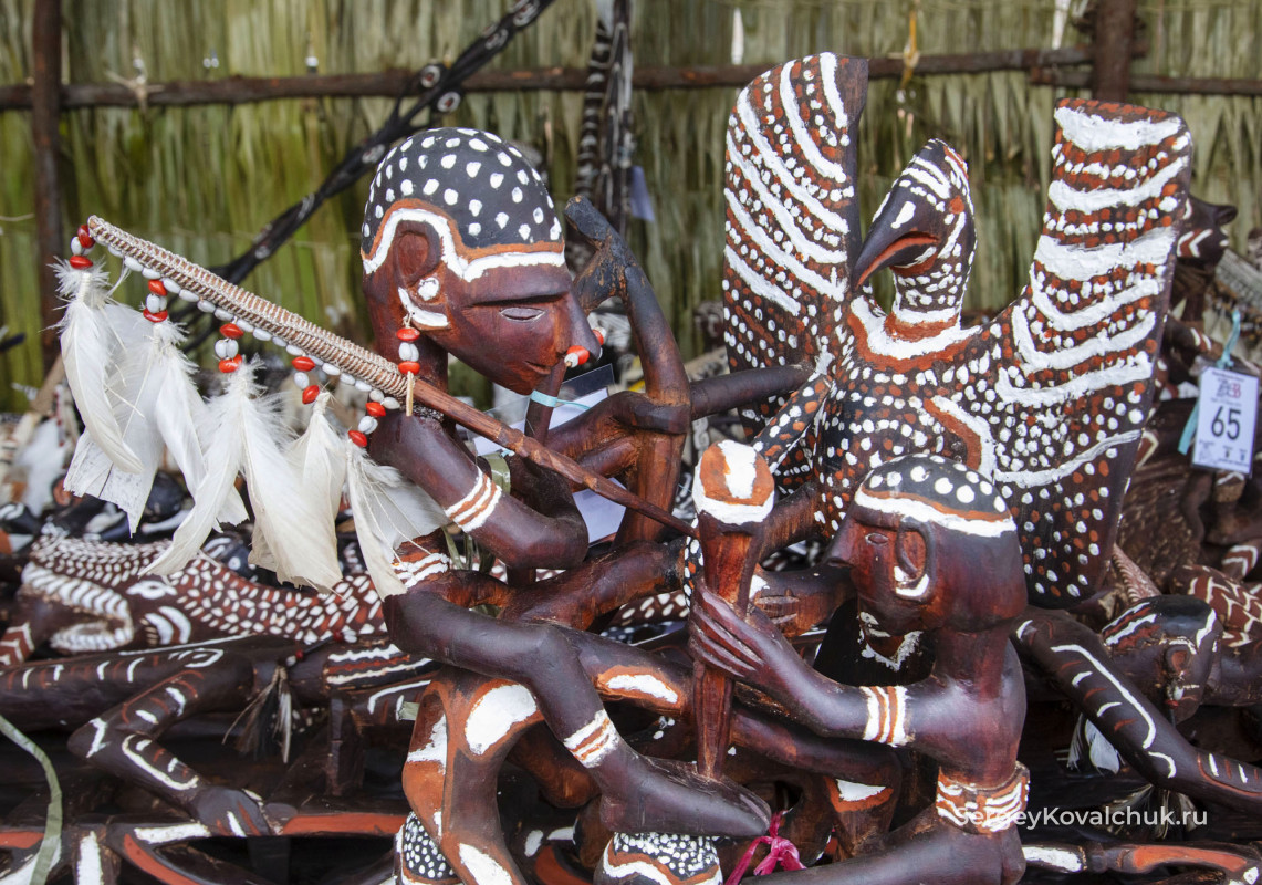 Конкурс резьбы по дереву у асматов, город Агатс, провинция Папуа, о. Новая Гвинея, Индонезия