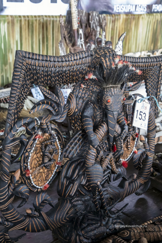 Конкурс резьбы по дереву у асматов, город Агатс, провинция Папуа, о. Новая Гвинея, Индонезия