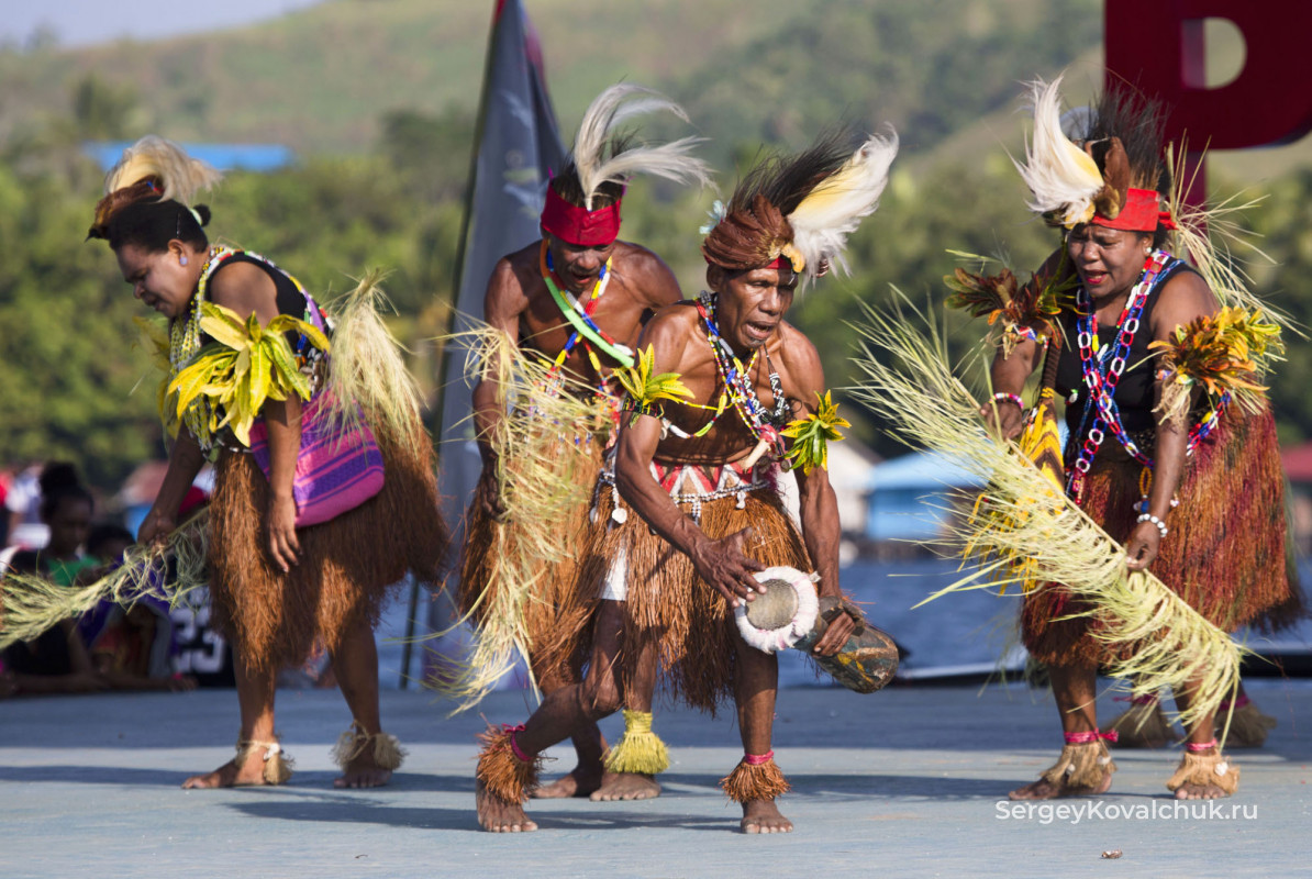 У папуасских народов из ударных наиболее популярны барабаны