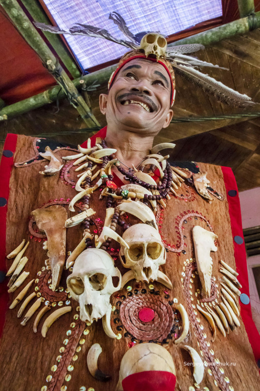Танцы на даякском празднике Гавай, Западный Калимантан, Индонезия