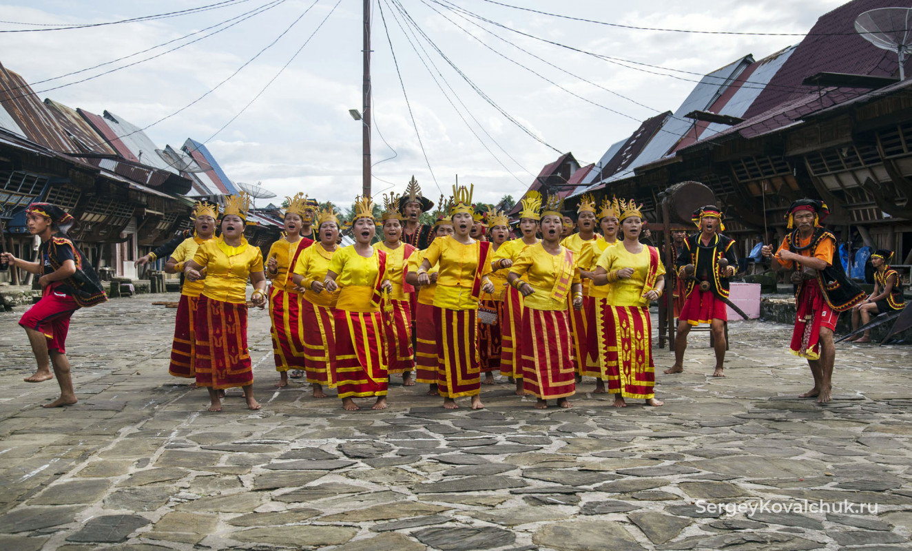Военные танцы на острове Ниас, Индонезия