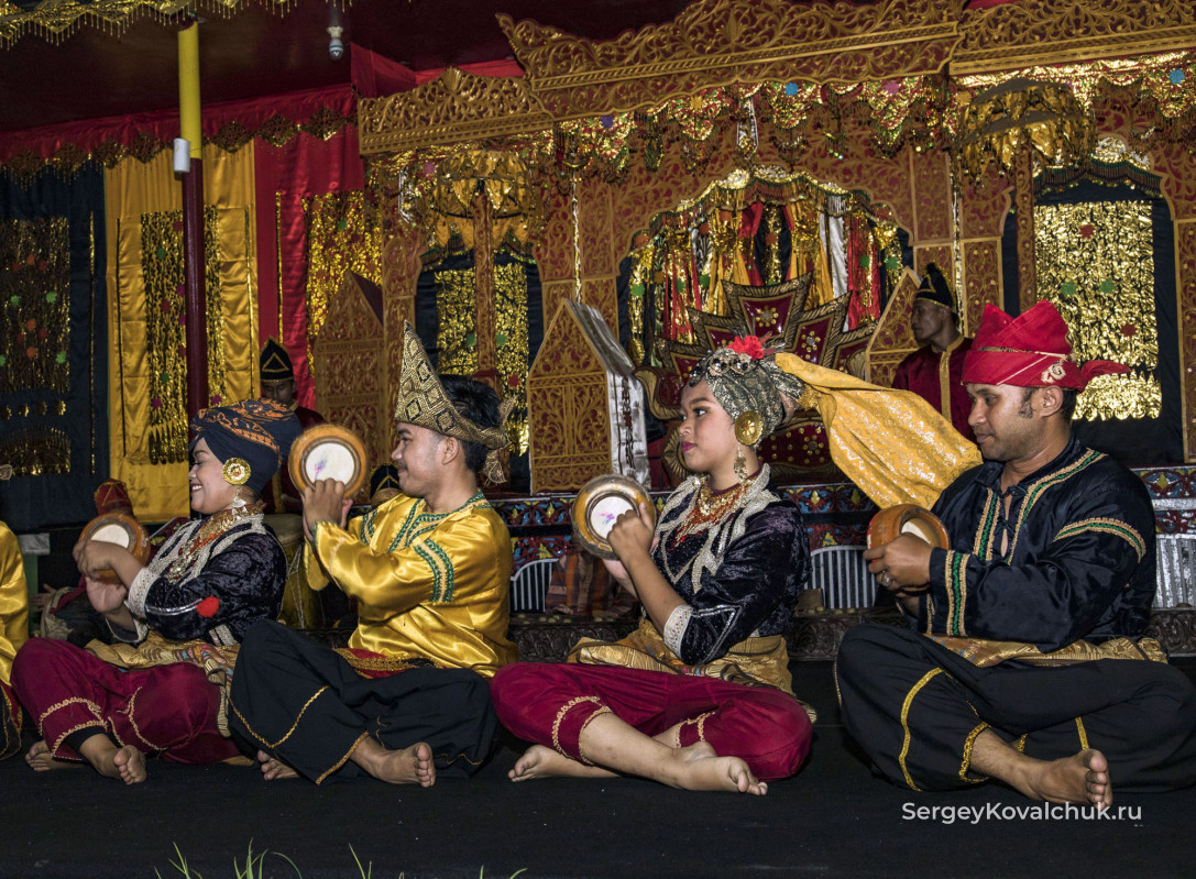 Танец пиринг, минангкабау, Западная Суматра, город Букиттинги, Индонезия