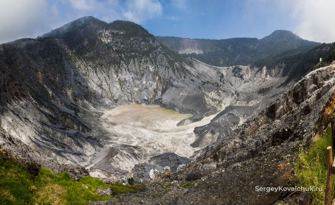Большой кратер вулкана Тангкубан-Прау