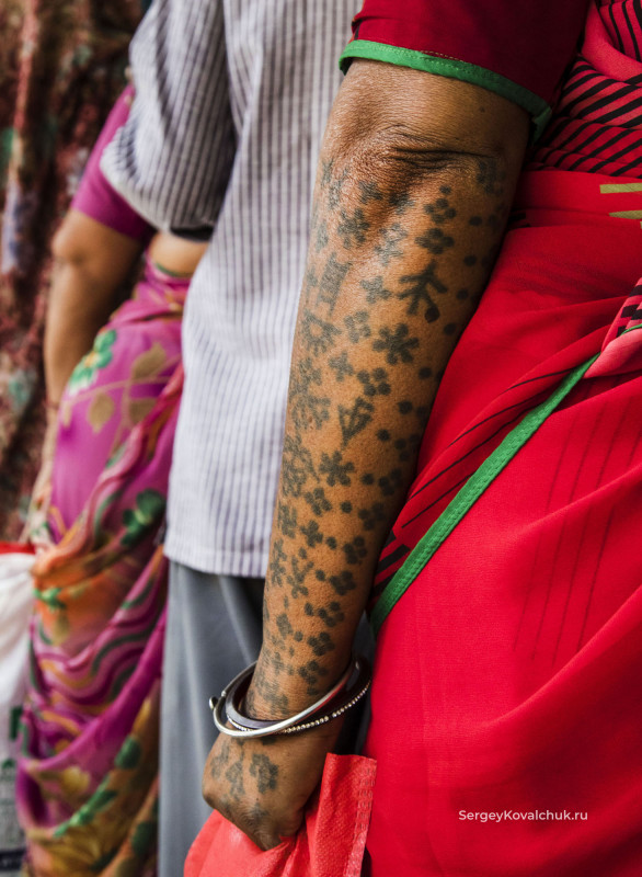 Многие женщины имеют татуировки на руках