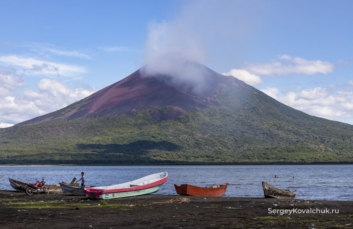 Взгляд на вулкан Момотомбо с берега озера Манагуа