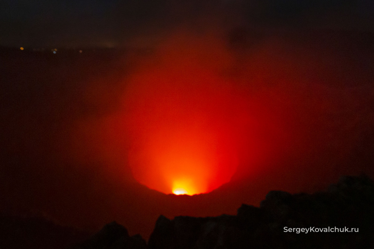 Кипящая огненная лава на дне кратера вулкана Масая