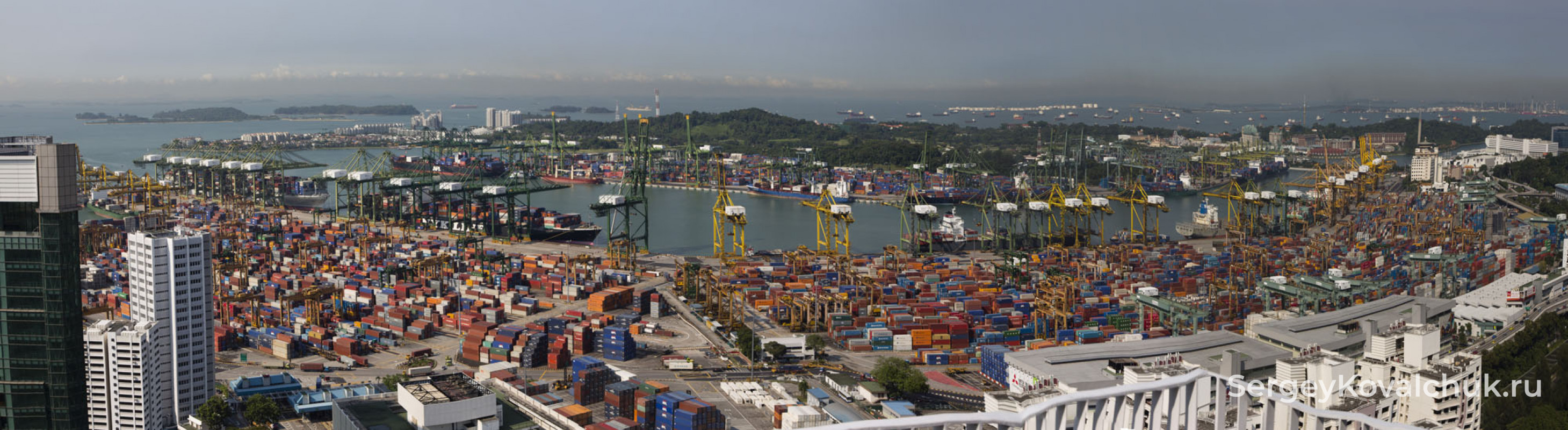 Порт Сингапура входит в пятерку крупнейших портов мира.