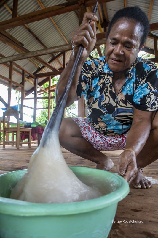 Индонезия. Провинция Попуа. Приготовление каши из саго