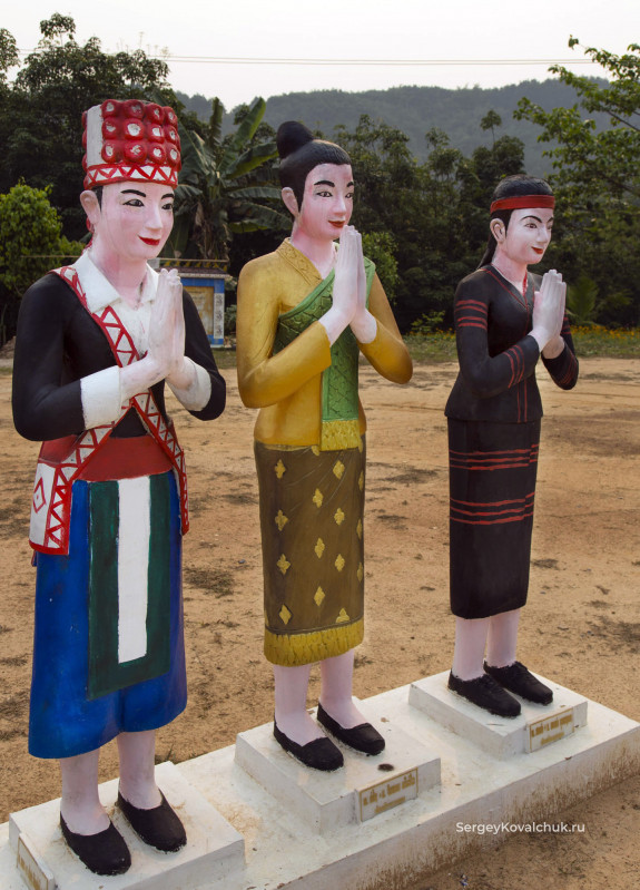 Красочные статуи у входа в святилище