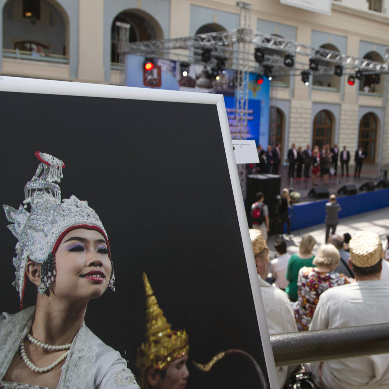 Открылась фотовыставка «Мьянма: все золото Бирмы. MIFT 2013»