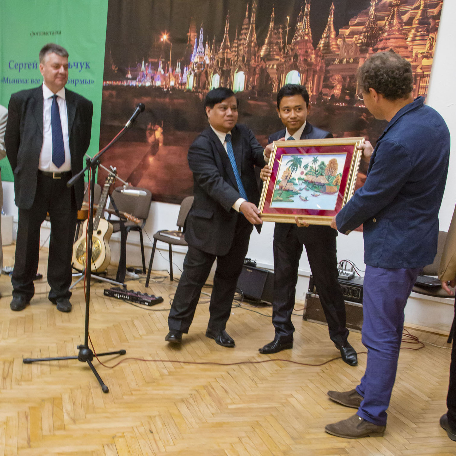 Фотовыставка «Мьянма: все золото Бирмы» открылась в Санкт-Петербурге