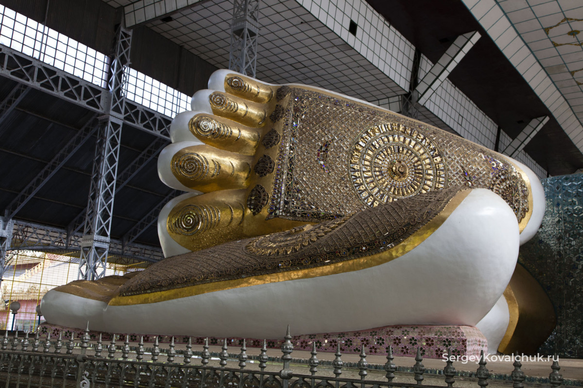 Статуя лежащего Будды в пагоде Швехалуанг