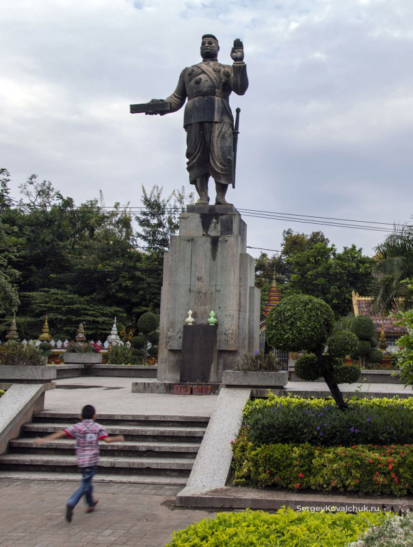 Статуя короля Сисаванвонга