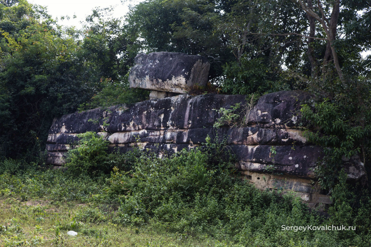 Руины Великой Лаосской Стены