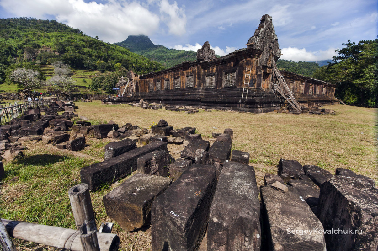 Руины кхмерского храмового комплекса Ват Пху