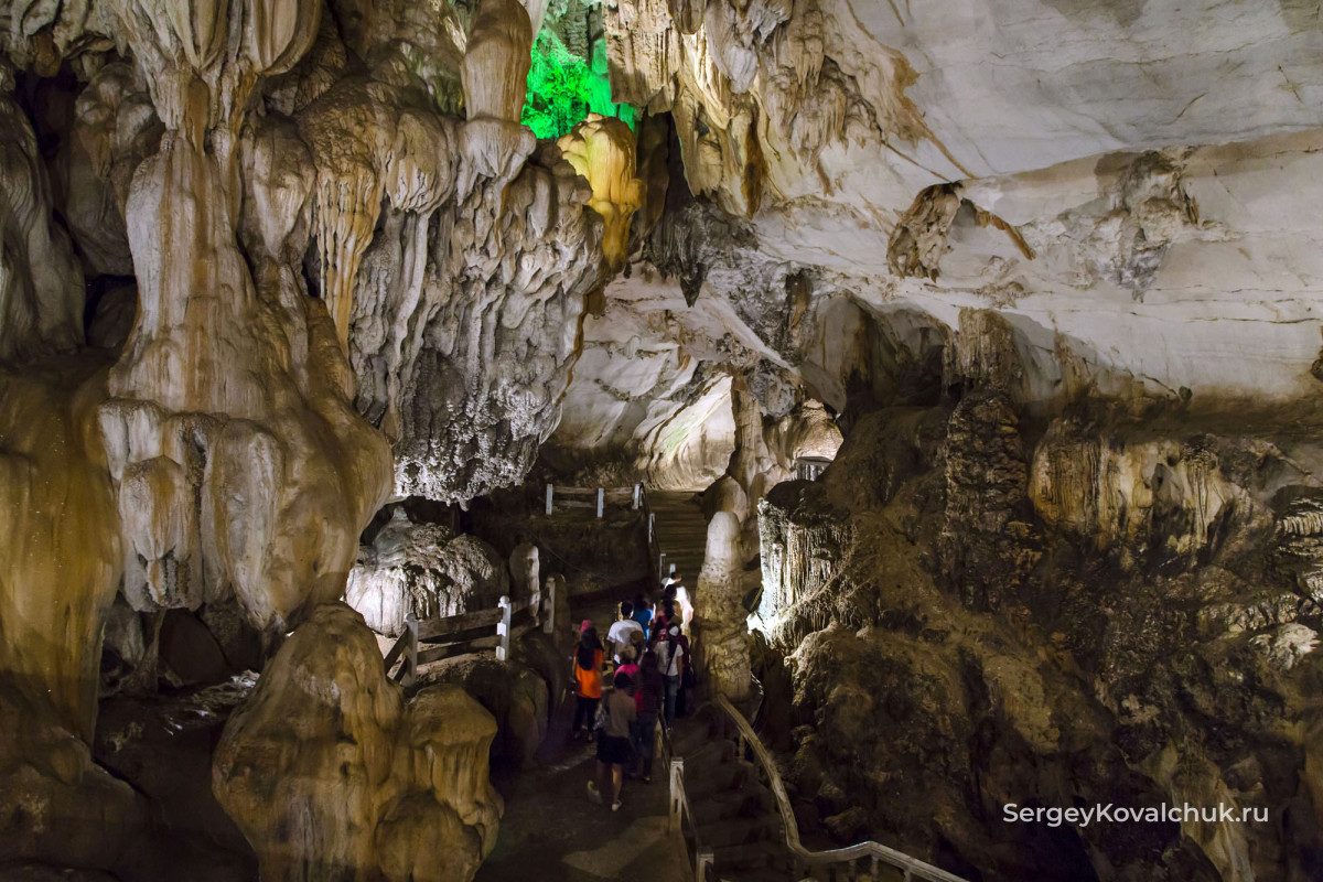 Одна из множества пещер вокруг Вангвьенга