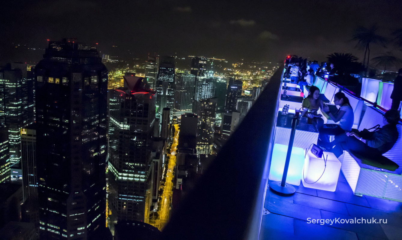 Вид на ночной Сингапур с бара на крыше