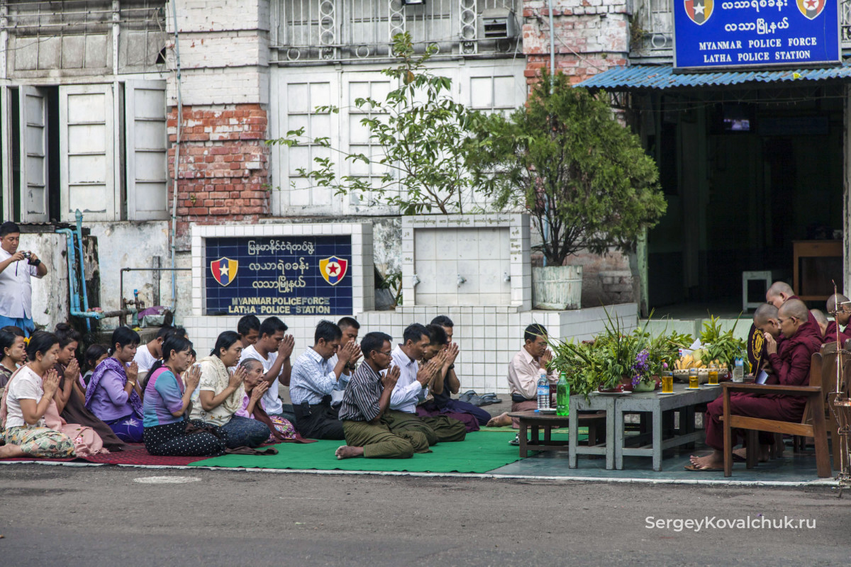 На улице Янгона. У полицейского участка