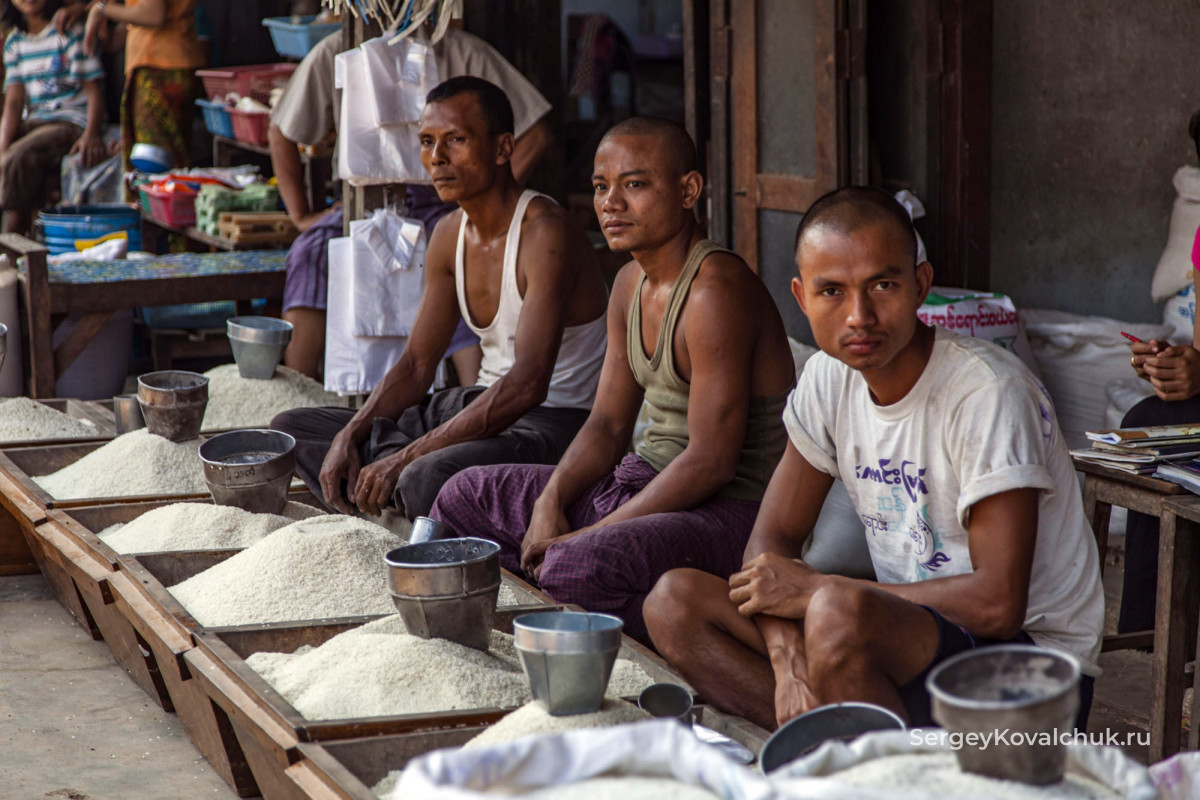 Продавцы риса на рынке
