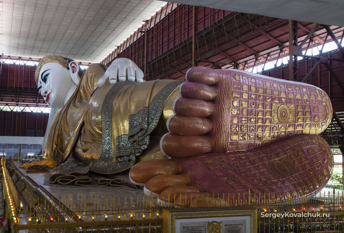 Гигантская статуя Лежащего Будды в пагоде Чаухатджи