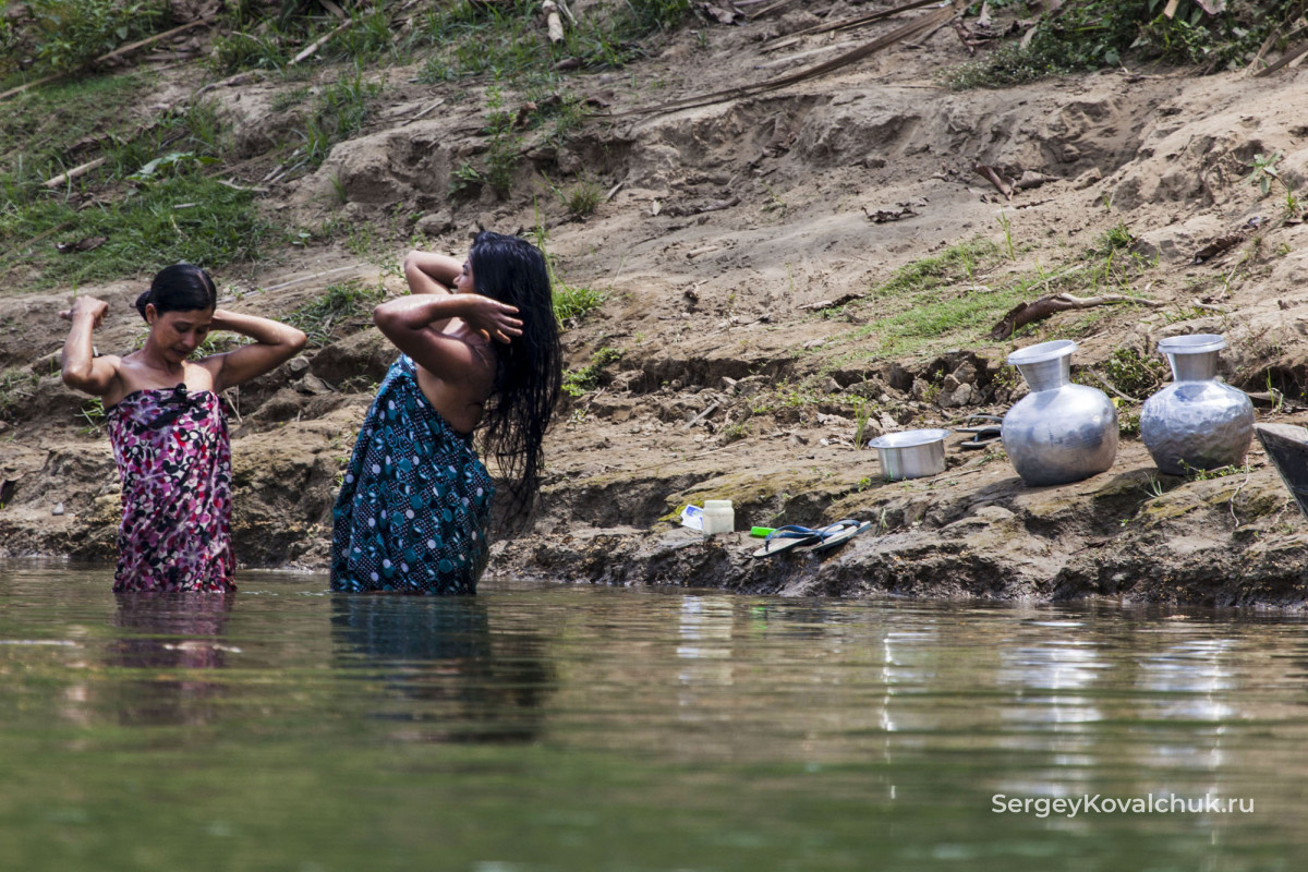 Женщины набирающие воду на реке Каладан