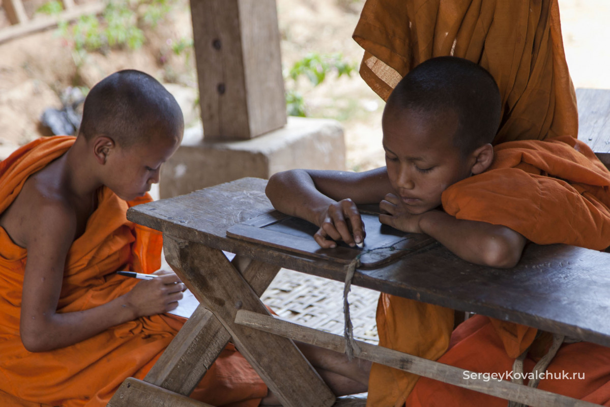Юные монахи за занятиями