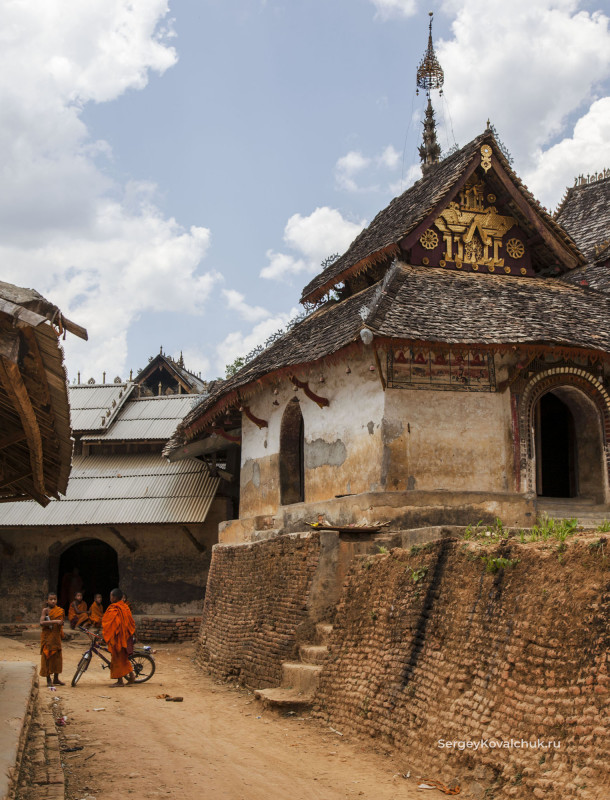 Монастырь в деревне Wan Nyet