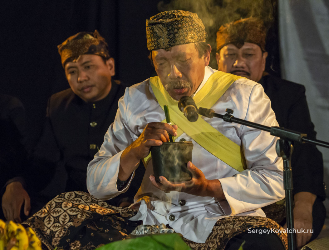 Ритуал жертвоприношения на вулкане Бромо Восточная Ява, Индонезия