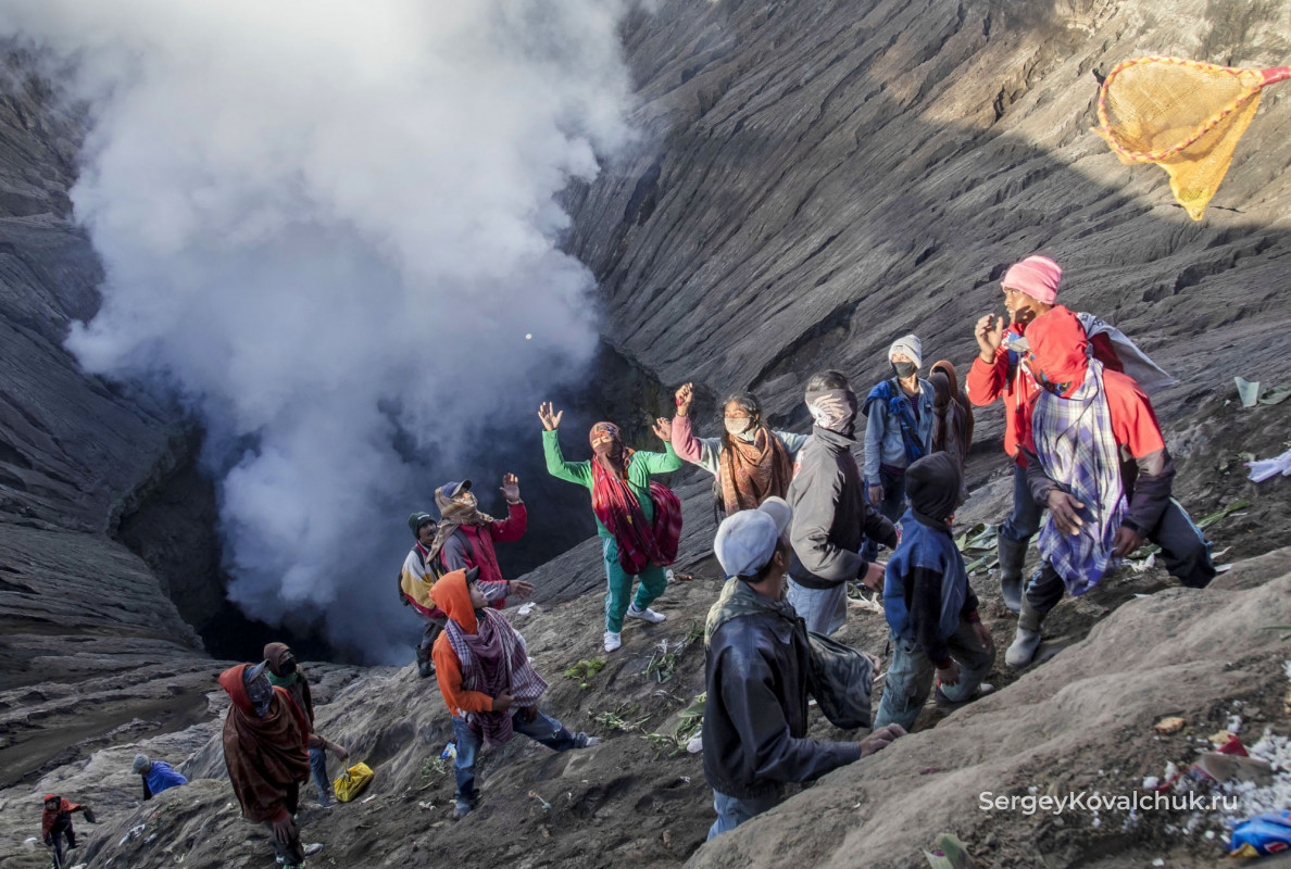 Ритуал жертвоприношения на вулкане Бромо Восточная Ява, Индонезия