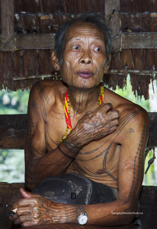 Народ ментавай, о-ва Ментавай, Индонезия