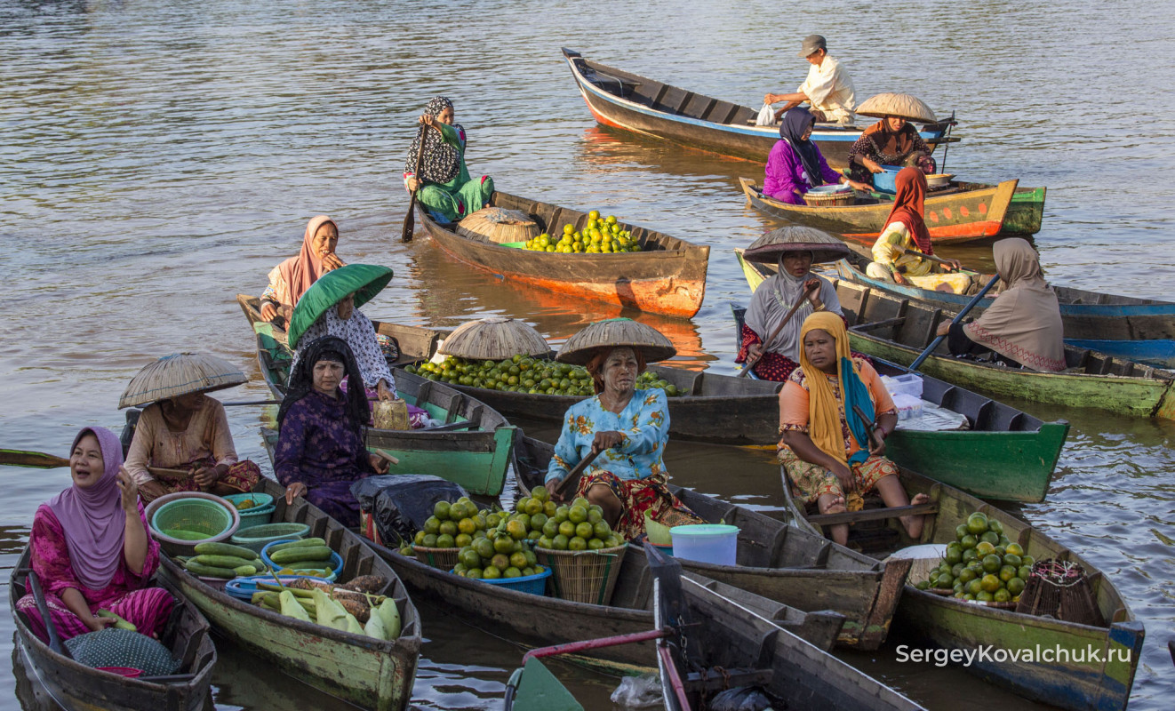 рынок Локбейнтан, река Мартапура, Город Банджармасин, Южный Калимантан, Индонезия